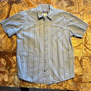 Men’s Patagonia snap front shirt. Size medium.